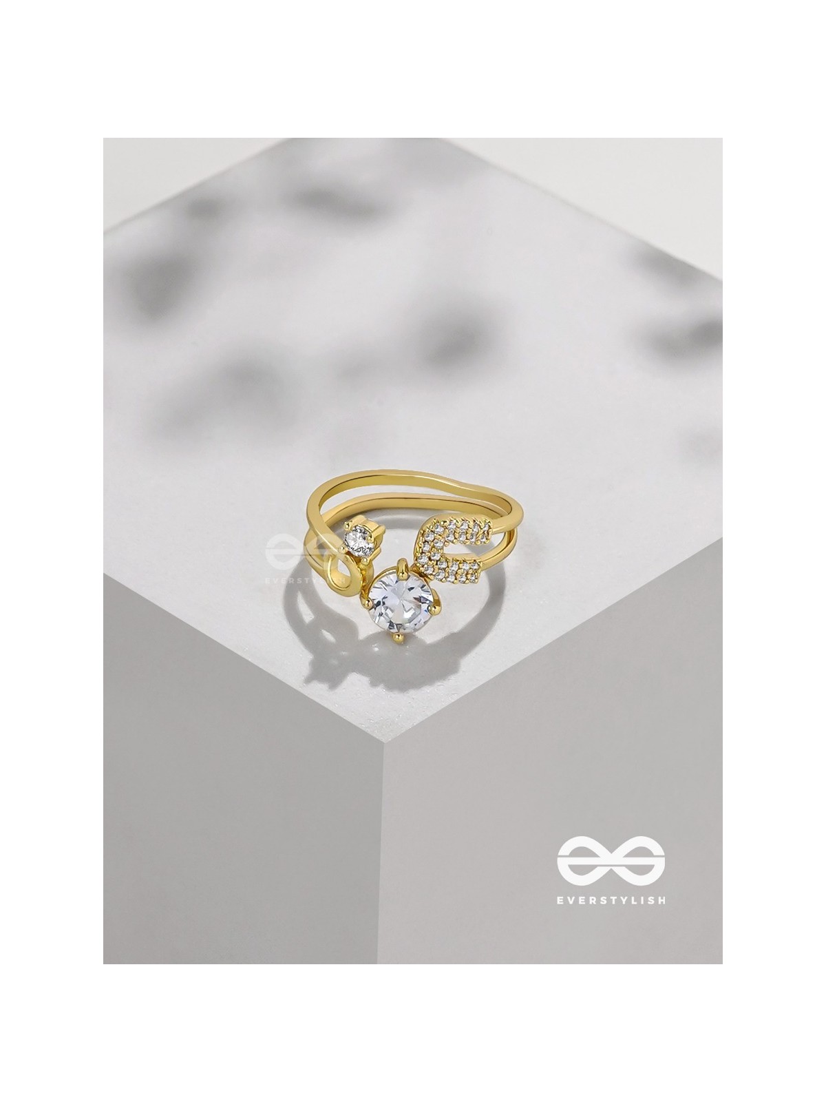 The Dreamy Dazzle - Golden Embellished Ring (Adjustable)