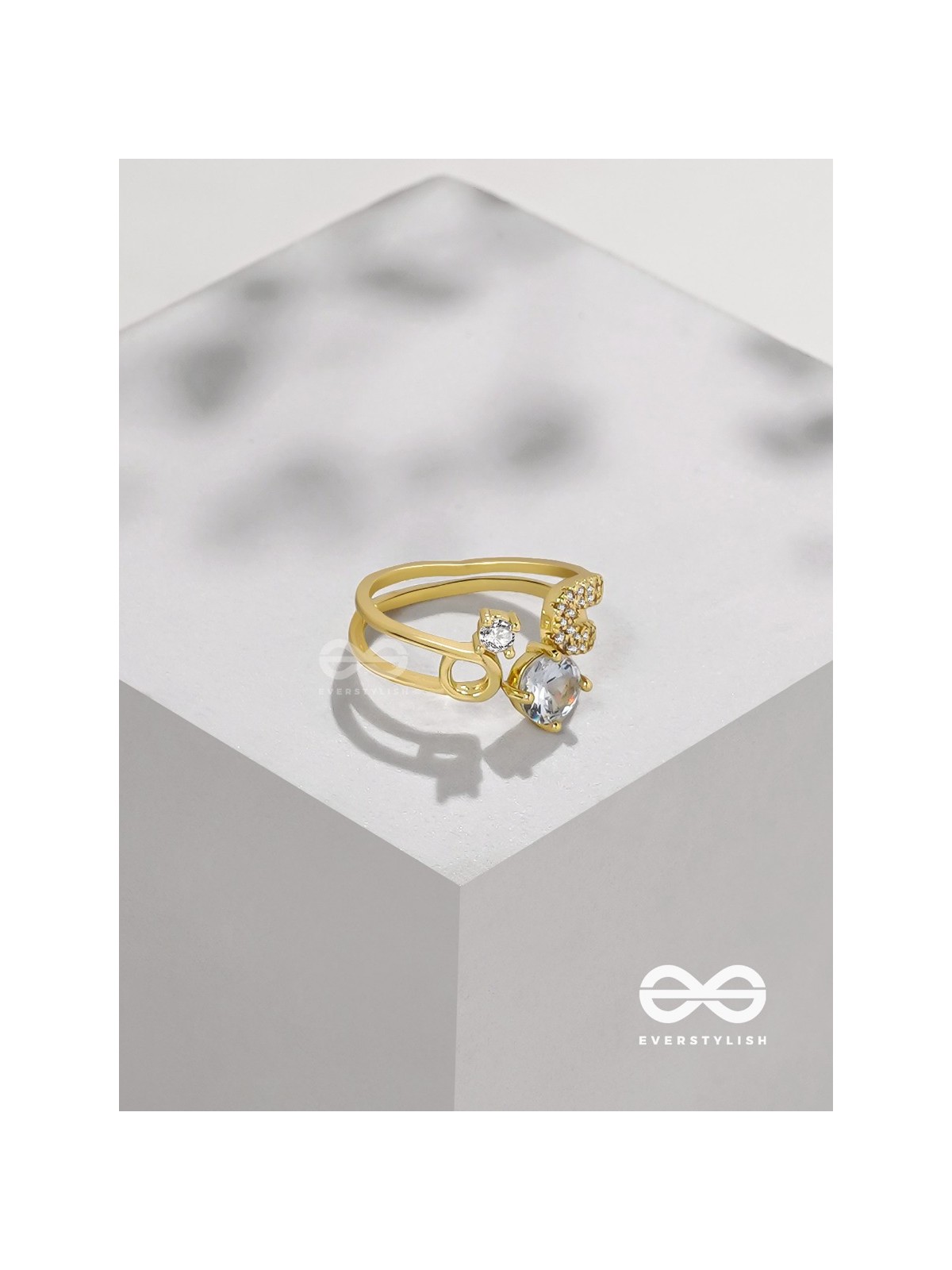 The Dreamy Dazzle - Golden Embellished Ring (Adjustable)