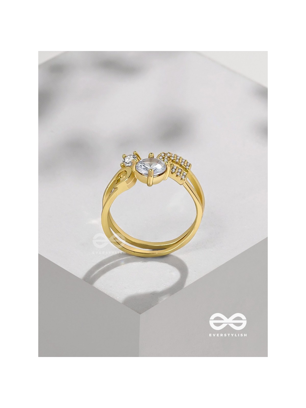 The Dreamy Dazzle - Golden Embellished Ring (Adjustable)
