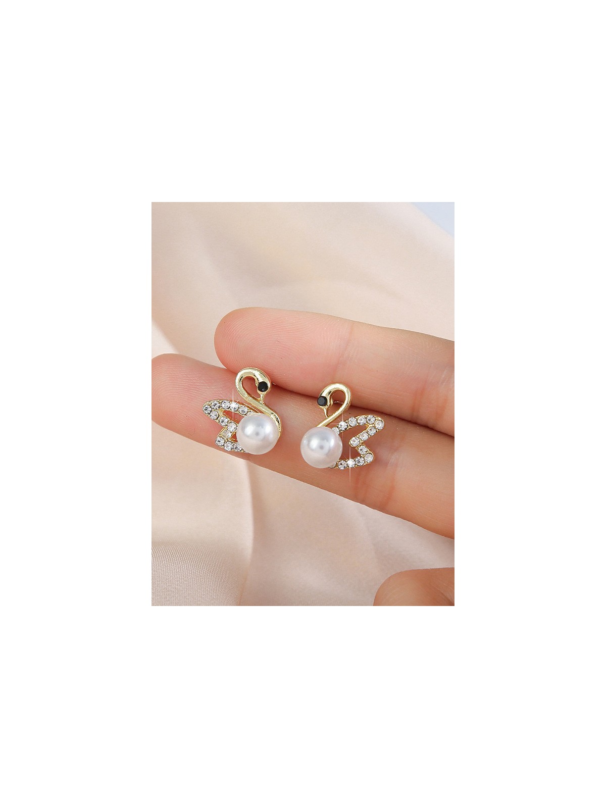 Charming Swans - Sparkling Pearl Studs