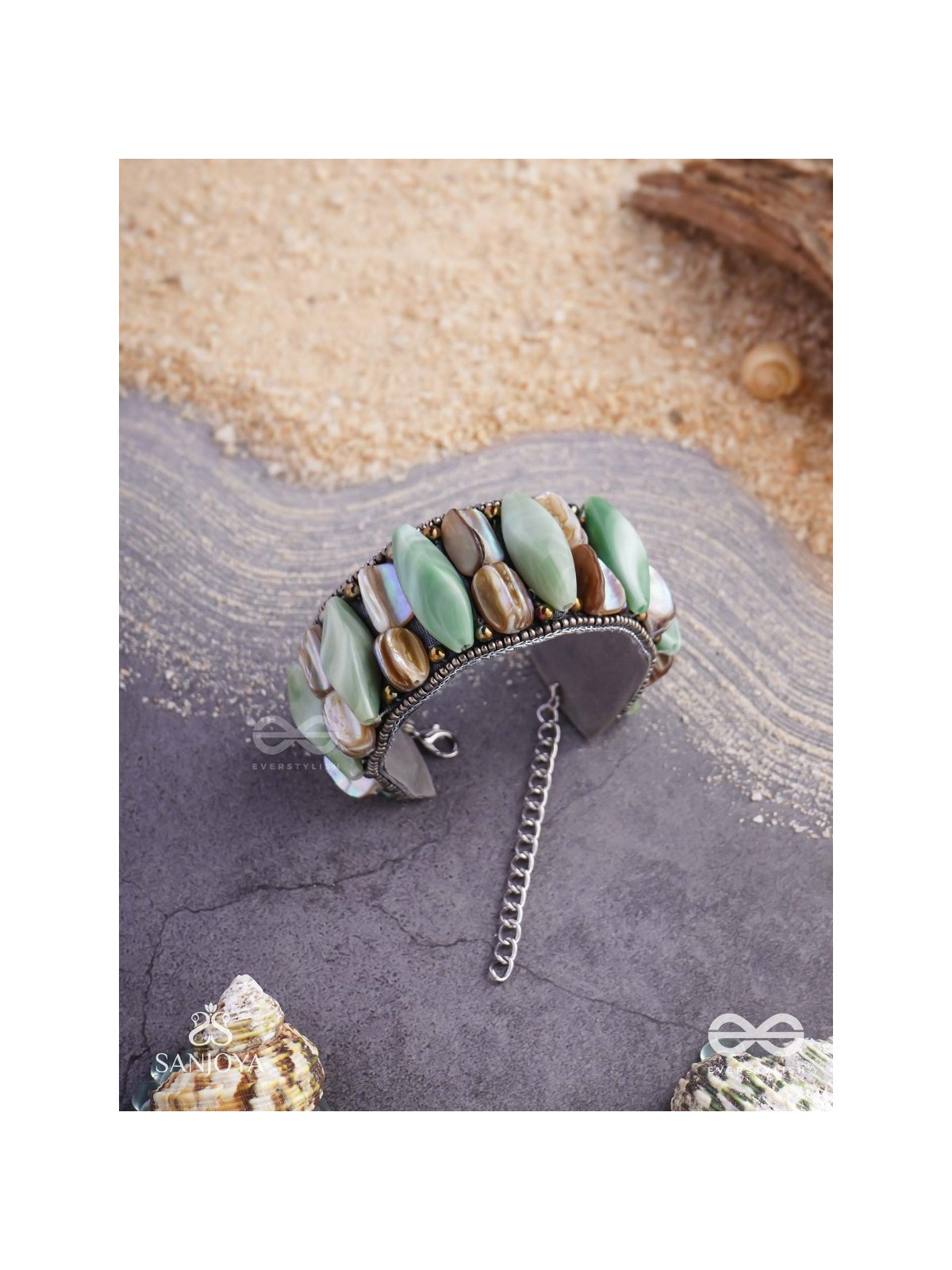 Shuktimālā- Shell band-Expandable bracelet crafted from shell beads, combining turquoise and beige-brown tones with a brassy finish.