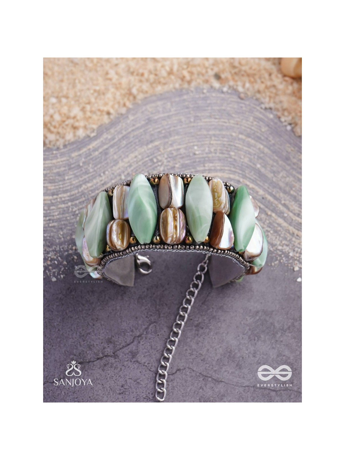 Shuktimālā- Shell band-Expandable bracelet crafted from shell beads, combining turquoise and beige-brown tones with a brassy finish.