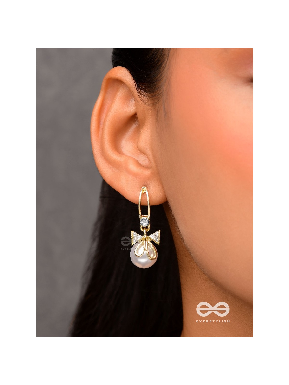 Royal chic-  Golden dangling earrings with crystal and pearl 