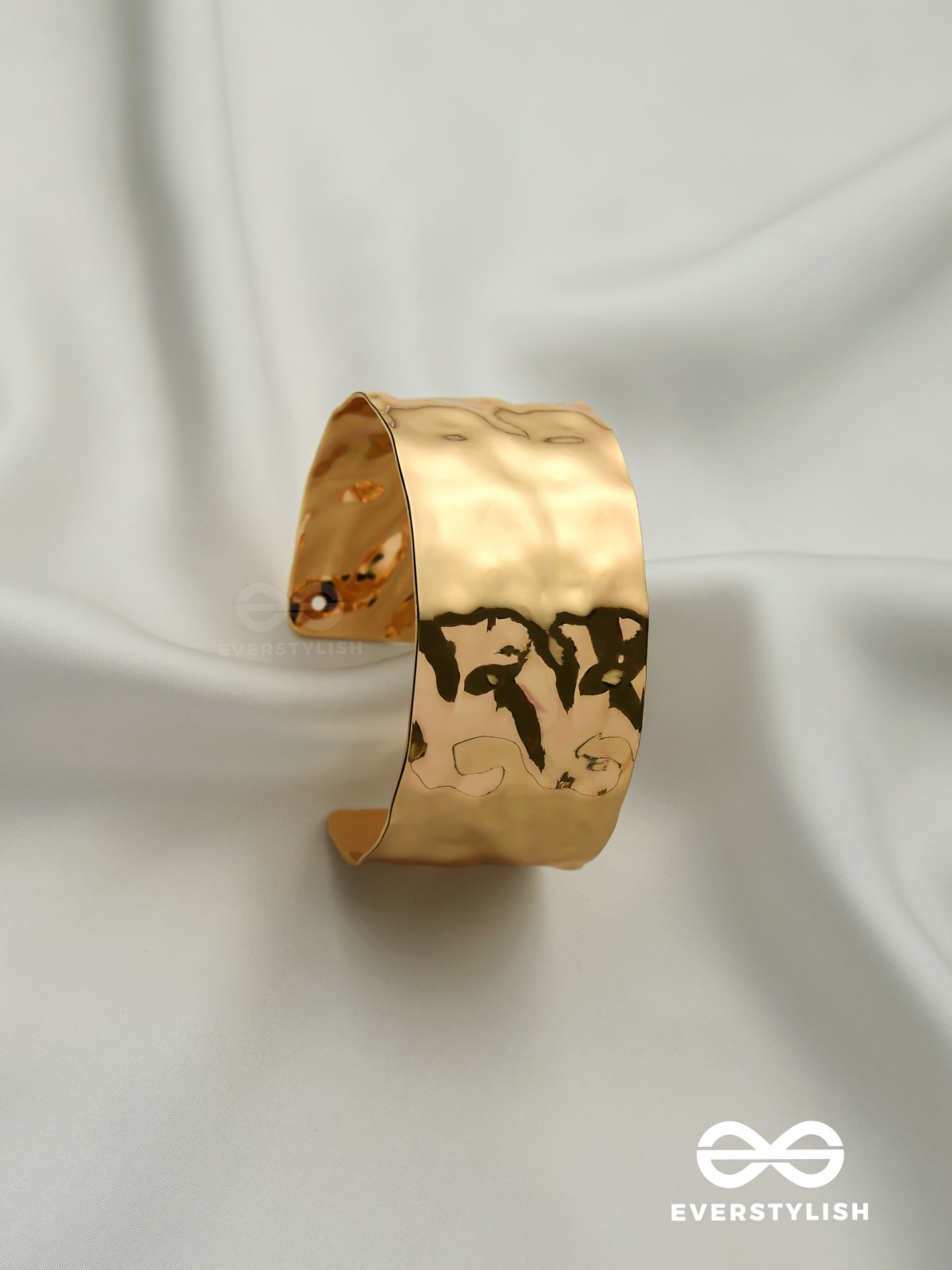 LIQUID GOLD - SHINY GOLDEN CUFF BRACELET