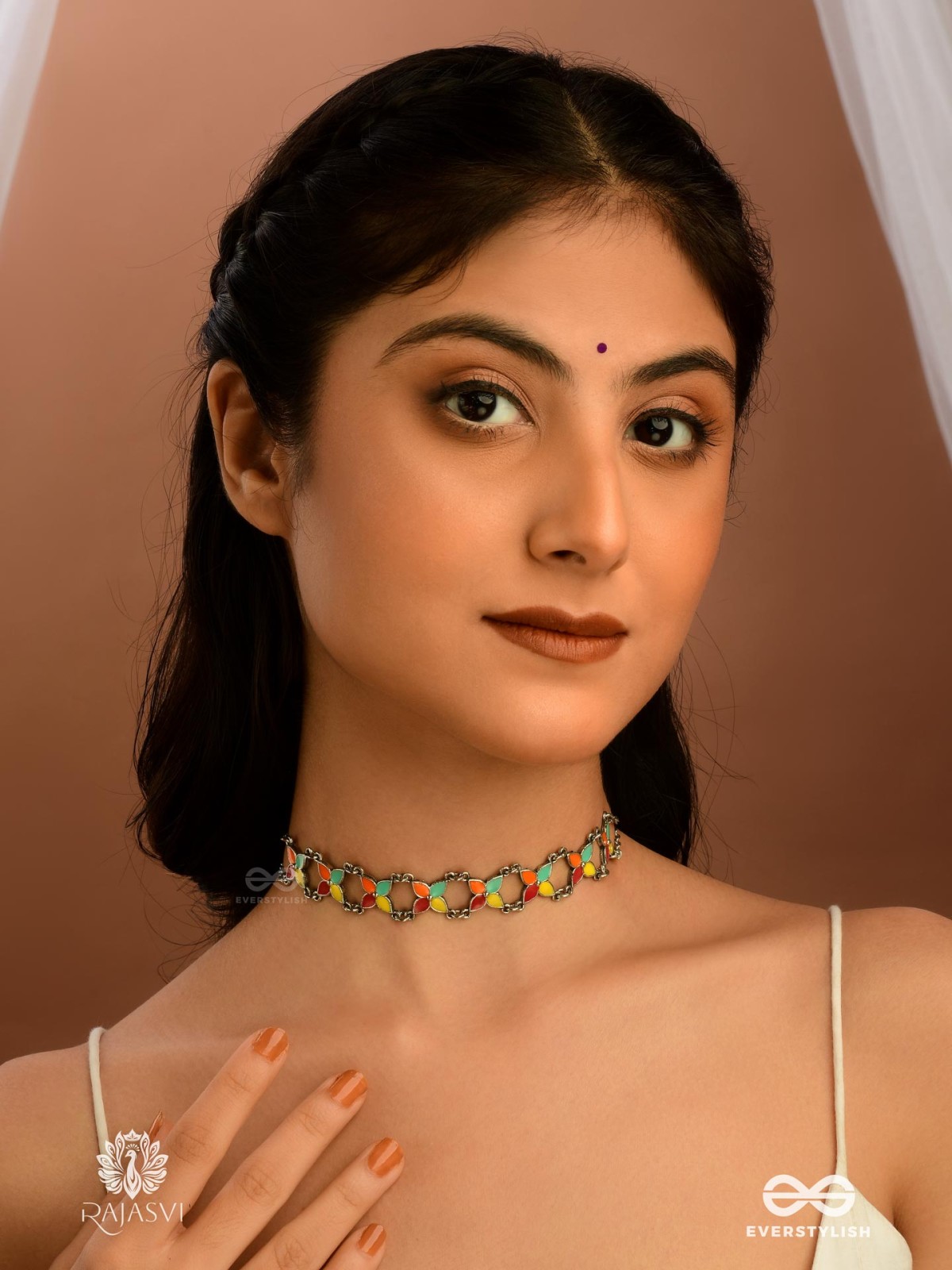 COLOR WHIRL - VIBRANT FLORAL MOTIF CHOKER