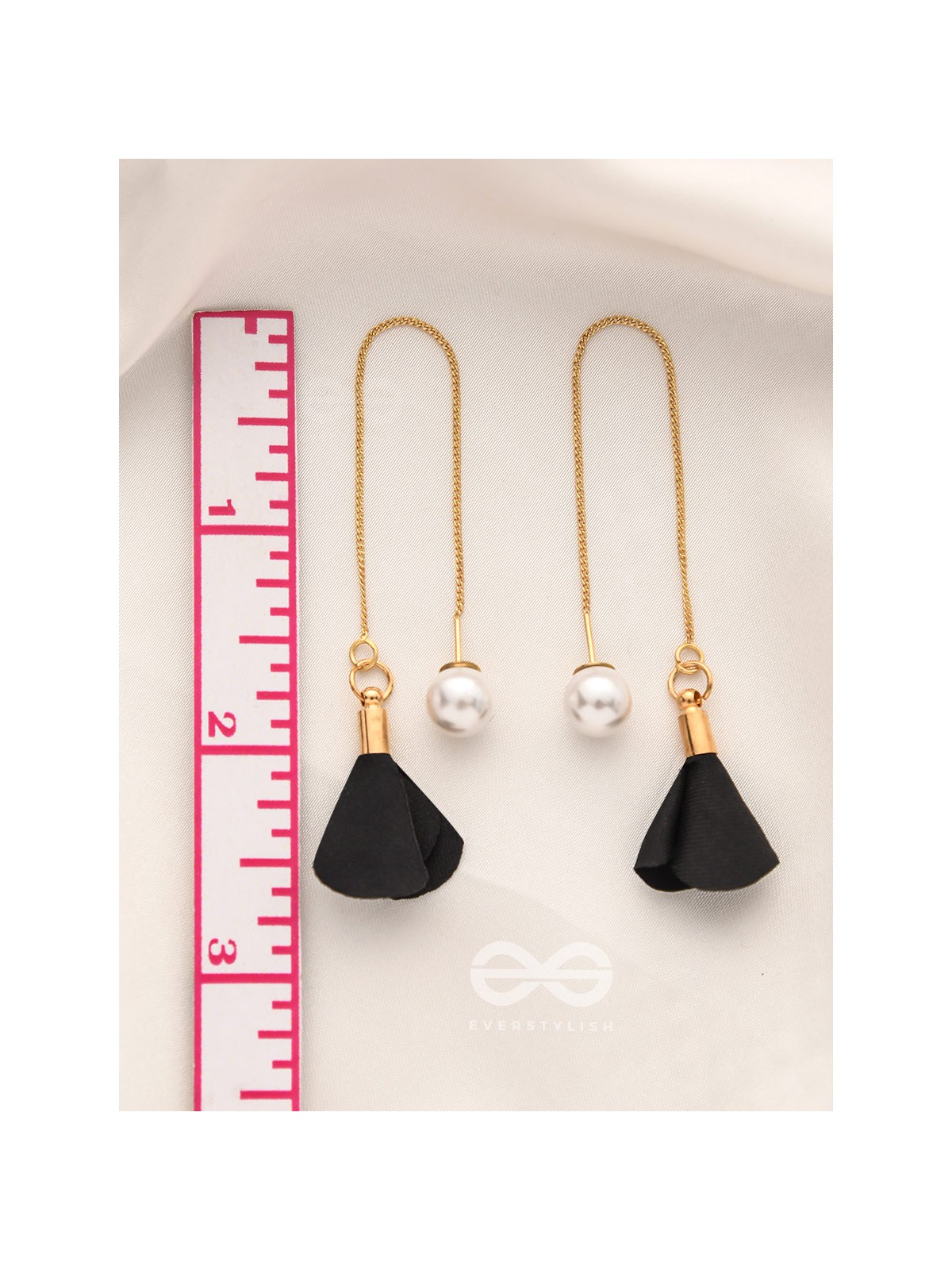 Hanging in balance Pearl and Flowers Needle Earrings- Black