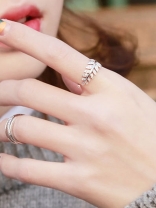 Lustrous  Leaves Adjustable American Diamond Ring