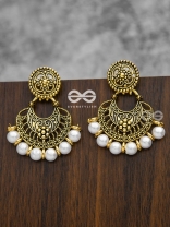 The damsel with power pretty pearl Golden earrings.