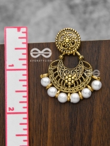 The damsel with power pretty pearl Golden earrings.