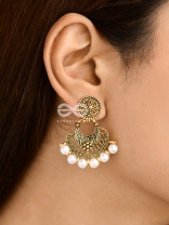 The damsel with power pretty pearl Golden earrings.