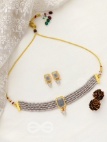 THE MYSTICAL MAGNIFICENCE - SET OF STATEMENT CHOKER AND EARRINGS (GREY)