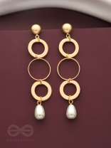 The Drizzly Loops- Golden Pearl Earrings