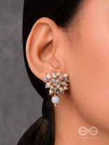 THE GRACEFUL BLOOMS - CASUAL PEAL EARRINGS