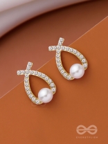 PEARLING WONDER - GOLDEN PEARL STUDS