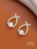 PEARLING WONDER - GOLDEN PEARL STUDS