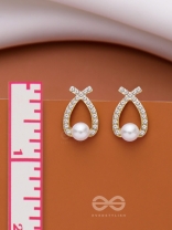 PEARLING WONDER - GOLDEN PEARL STUDS