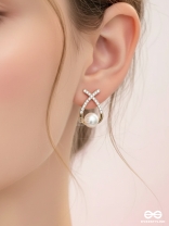 PEARLING WONDER - GOLDEN PEARL STUDS