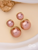 LOOP-DE-LOOP - GOLDEN PEARL STUDS 