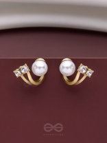 A BLINGING PEARL - GOLDEN STUDS