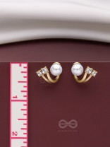 A BLINGING PEARL - GOLDEN STUDS