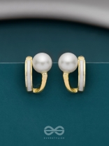 MOONLIT PEARL- ENAMELLED STUD EARRINGS (WHITE)