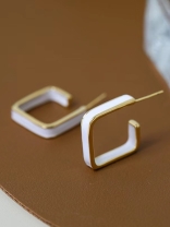ONCE UPON A SQUARE - GOLDEN ENAMELLED EARRINGS (WHITE)