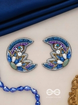 SOMNIVRITTA - AURA OF THE MOON - CUT DANA, STONE, PEARL DROP AND BEADS EMBROIDERED EARRINGS (BLUE)
