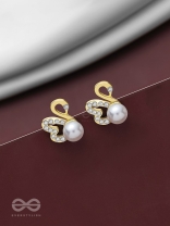 CHARMING SWANS - SPARKLING PEARL STUDS