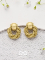 Knotted Elegance - Golden Earrings
