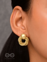 Knotted Elegance - Golden Earrings
