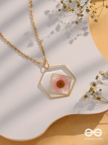 The Shy Daisy - Pressed Flower Resin Pendant With Ant-Tarnish Coating