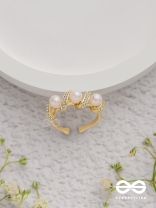 The Twisted Elegance - Cubic Zirconia Golden Ring (Adjustable)