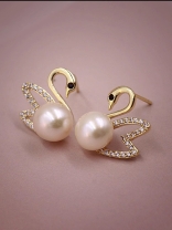 Charming Swans - Sparkling Pearl Studs