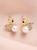 Charming Swans - Sparkling Pearl Studs