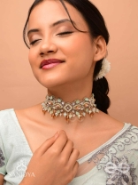 Maṇimalika- String of Jewels- Pastel-coloured choker with Beads & Gemstones set in a delicate pattern.