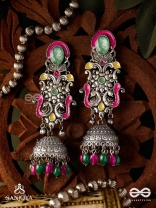 NAVA-SARASA-NEW ESSENCE- OXIDIZED EARRINGS FEATURING PASTEL-COLOURED METALWORK, ADORNED WITH VIBRANT GREEN AND RED BEADS