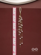 Glass sprinklings - Dangling golden bead earrings 