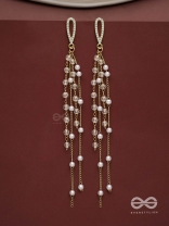 Glass sprinklings - Dangling golden bead earrings 