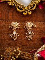 HIRANYA - GOLDEN GRACE - CLASSIC PEARLEARRINGS WITH DELICATE GOLD ACCENTS