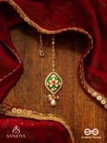 HARINAKSHI - DOE-EYED BEAUTY - GRACEFUL HANDCRAFTED KUNDAN MAANGTIKA WITH POLKI ACCENTS AND PEARL DETAILS