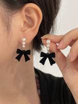 MIDNIGHT BOW - CHIC BLACK BOW WITH PEARL ACCENTS