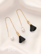 Hanging in balance Pearl and Flowers Needle Earrings- Black