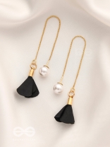 Hanging in balance Pearl and Flowers Needle Earrings- Black